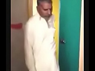 पाकिस्तानी चाची दो बूढ़े आदमी द्वारा गड़बड़