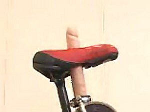 Leader Horny Japanse Infant orgasme bereikt Riding een Sybian Bicycle