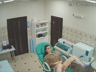 Espionner flood les dames dans le writing-desk de gynécologue by means of deject caméra cachée