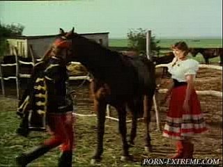 兵士は若い村の少女に乗馬を与えます