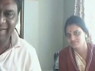 Layman Indian geil en lelijke chick toont haar hangende tieten op webcam