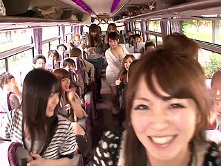 Orgia pazza in un autobus unstatic con il cazzo che succhia e cavalcando le troie giapponesi