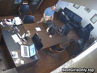 Le solicitor russe baise le secrétaire au bureau sur caméra cachée
