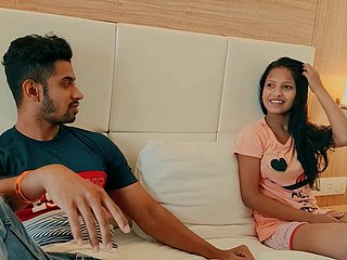 Amateur Indiaas paar trekt langzaam hun kleren uit om seks te hebben