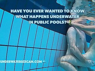 Prawdziwe pary uprawiają prawdziwy podwodny seks w publicznych basenach, nakręcony podwodną kamerą