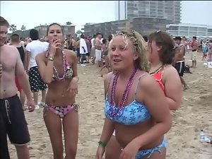 Nackte Schlampen gehen um Strand-Party
