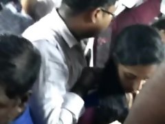 Chennai автобус Gropings - 04 - Chubby Guy против стройная девушка