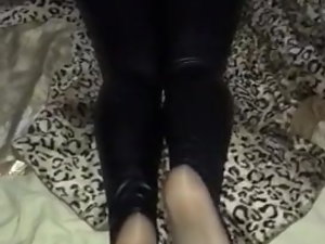 Glänzende Strumpfhosen Füße Sohlen nach der Arbeit