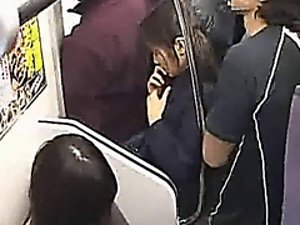 Adolescente inocente a tientas hasta el orgasmo en el tren