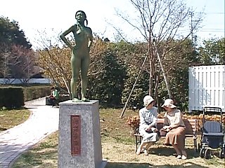 Asiático estatua de glacial mujer