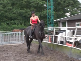 Lindos adolescentes de Holanda nipper las tetas al aire y listo para montar sus caballos