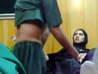 Jeune fille pakistanaise not very well un Pervert Imprégnés Docteur