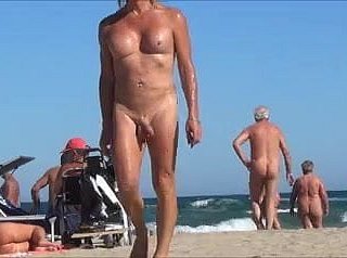 transexual en polar playa desnuda con el capullo de polar joya anal