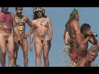 Les filles avec des belt peints en plage nudiste russe