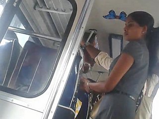 Sri Lanka dễ thương văn phòng cô gái bore trong xe buýt