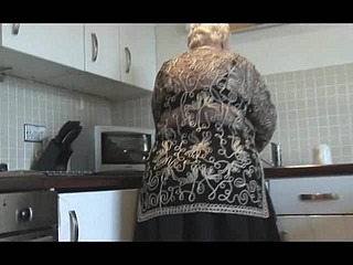 Słodka babcia pokazuje owłosione cipki big ass i jej cycki