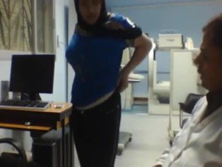 medico scopa un hijabi