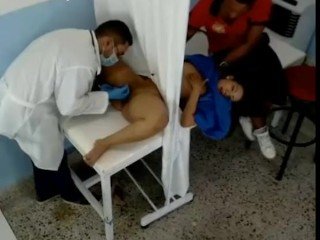INFIEL Rebuff EL MÉDICO QUE Dębe LAMAR EL COÑO PARA LA MEDICACIÓN