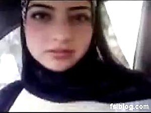 自然丰满的阿拉伯青少年自曝她的大胸部在业余色情VID